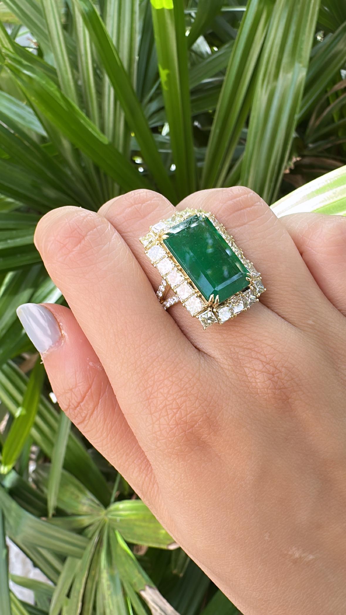 Set in 18K Gold, 11.08 carats, Zambian Emerald & Yellow Diamonds Cocktail Ring in vendita 3