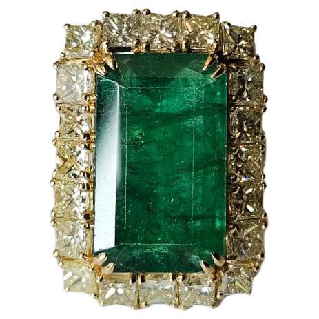 Set in 18K Gold, 11.08 carats, Zambian Emerald & Yellow Diamonds Cocktail Ring