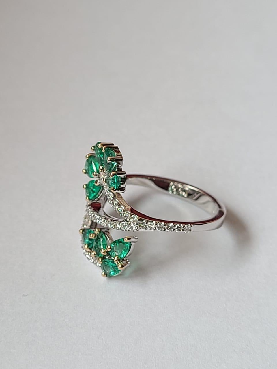 Pear Cut Set in 18K Gold, 1.13 Carats, Natural Zambian Emerald & Diamonds Cocktail Ring For Sale