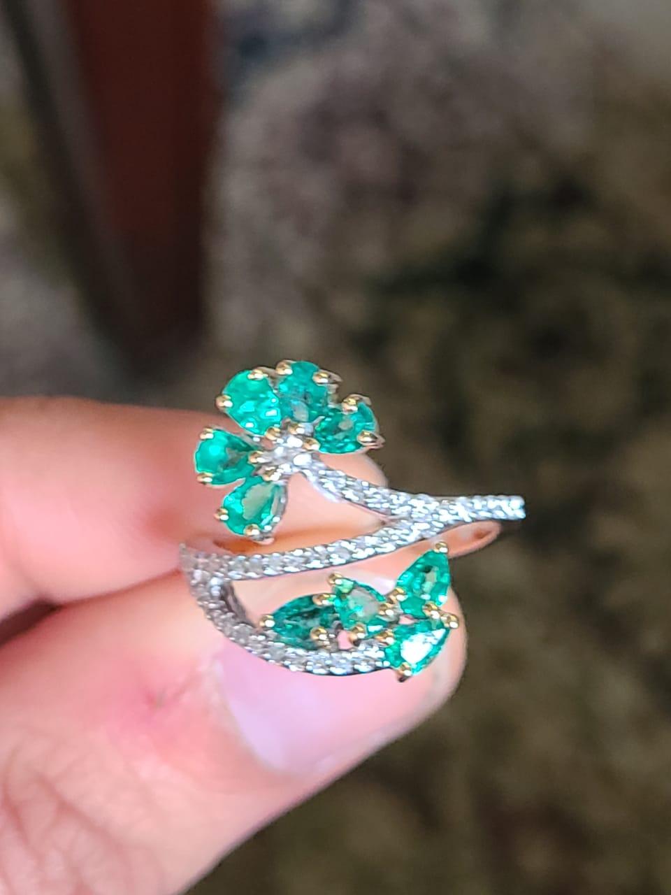 Women's or Men's Set in 18K Gold, 1.13 Carats, Natural Zambian Emerald & Diamonds Cocktail Ring For Sale