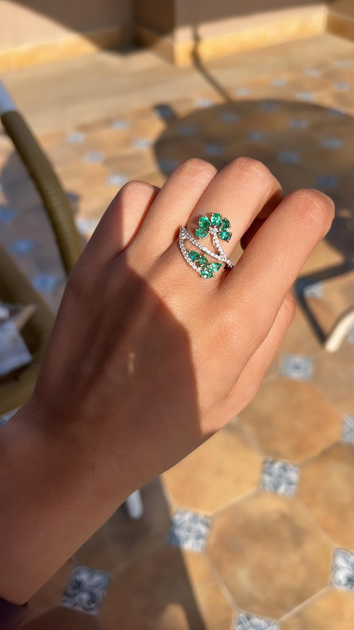 Set in 18K Gold, 1.13 Carats, Natural Zambian Emerald & Diamonds Cocktail Ring For Sale 1