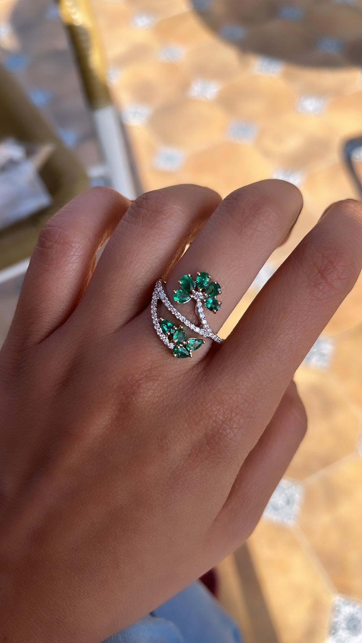 Set in 18K Gold, 1.13 Carats, Natural Zambian Emerald & Diamonds Cocktail Ring For Sale 2