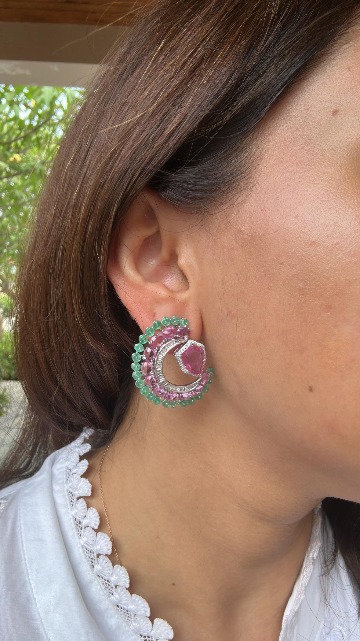 Set in 18K Gold, 11.33 carats Pink Sapphires, Emeralds & Diamonds Stud Earrings en venta 5