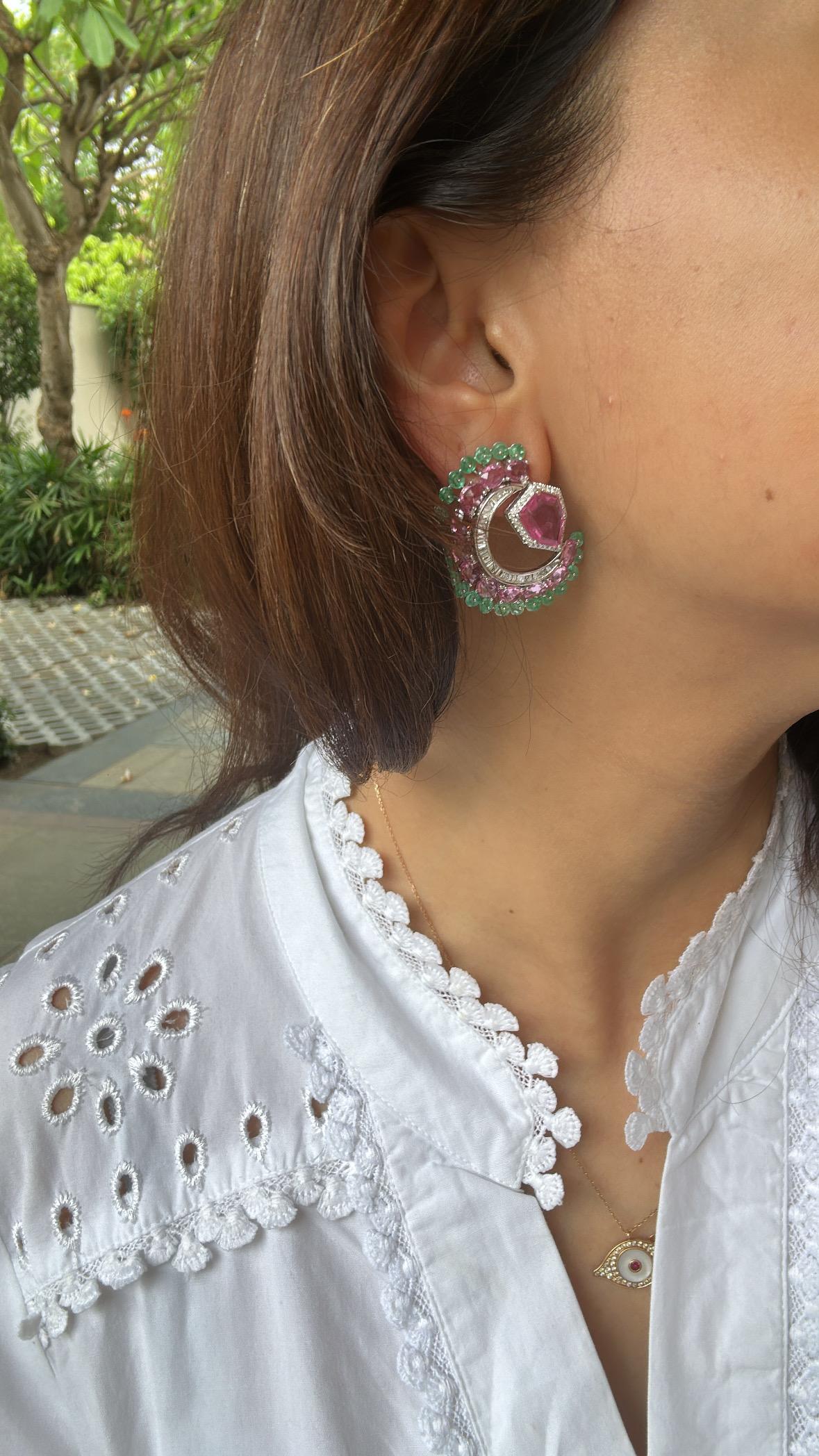 Set in 18K Gold, 11.33 carats Pink Sapphires, Emeralds & Diamonds Stud Earrings en venta 6