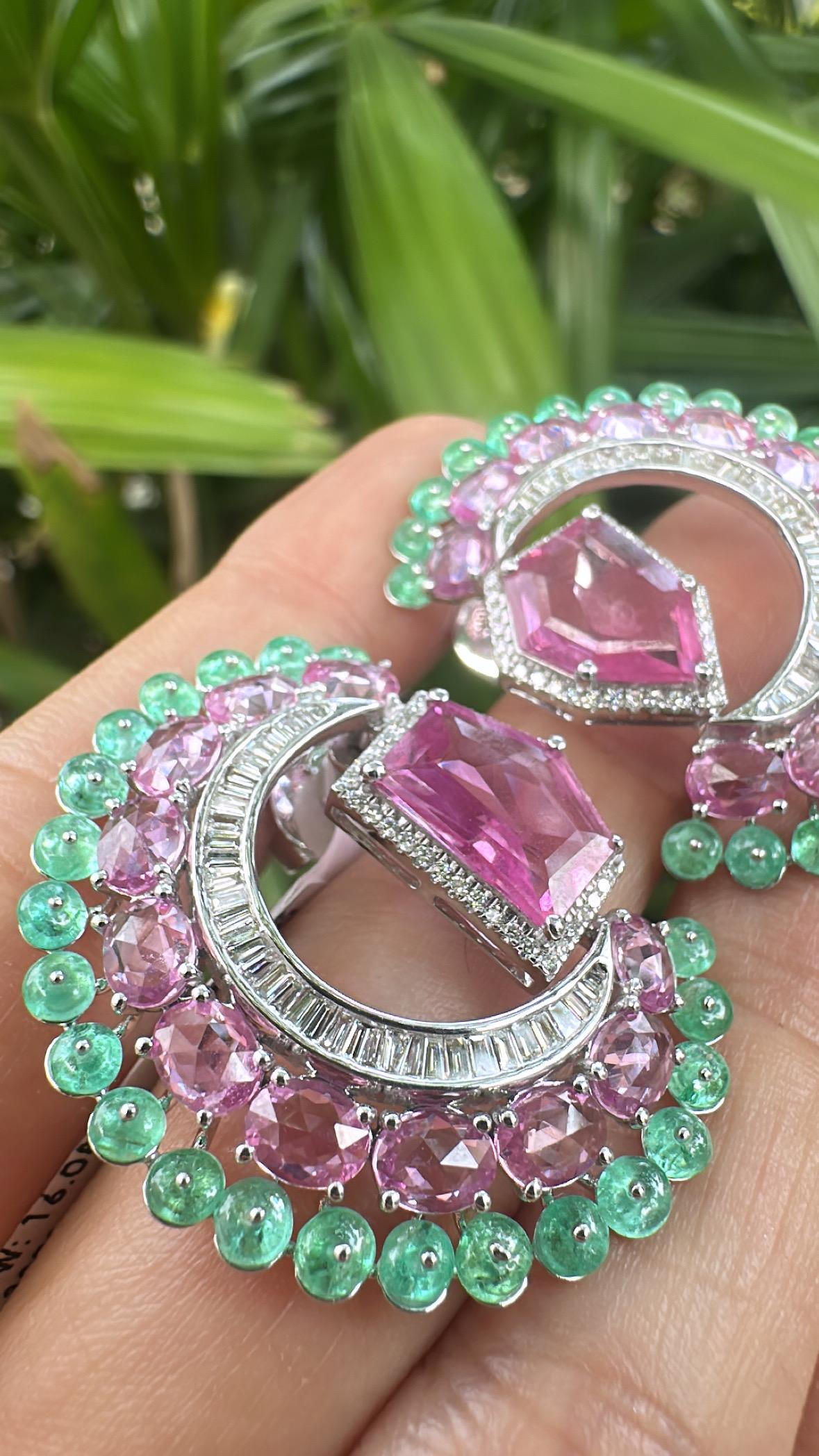 Set in 18K Gold, 11.33 carats Pink Sapphires, Emeralds & Diamonds Stud Earrings en venta 7