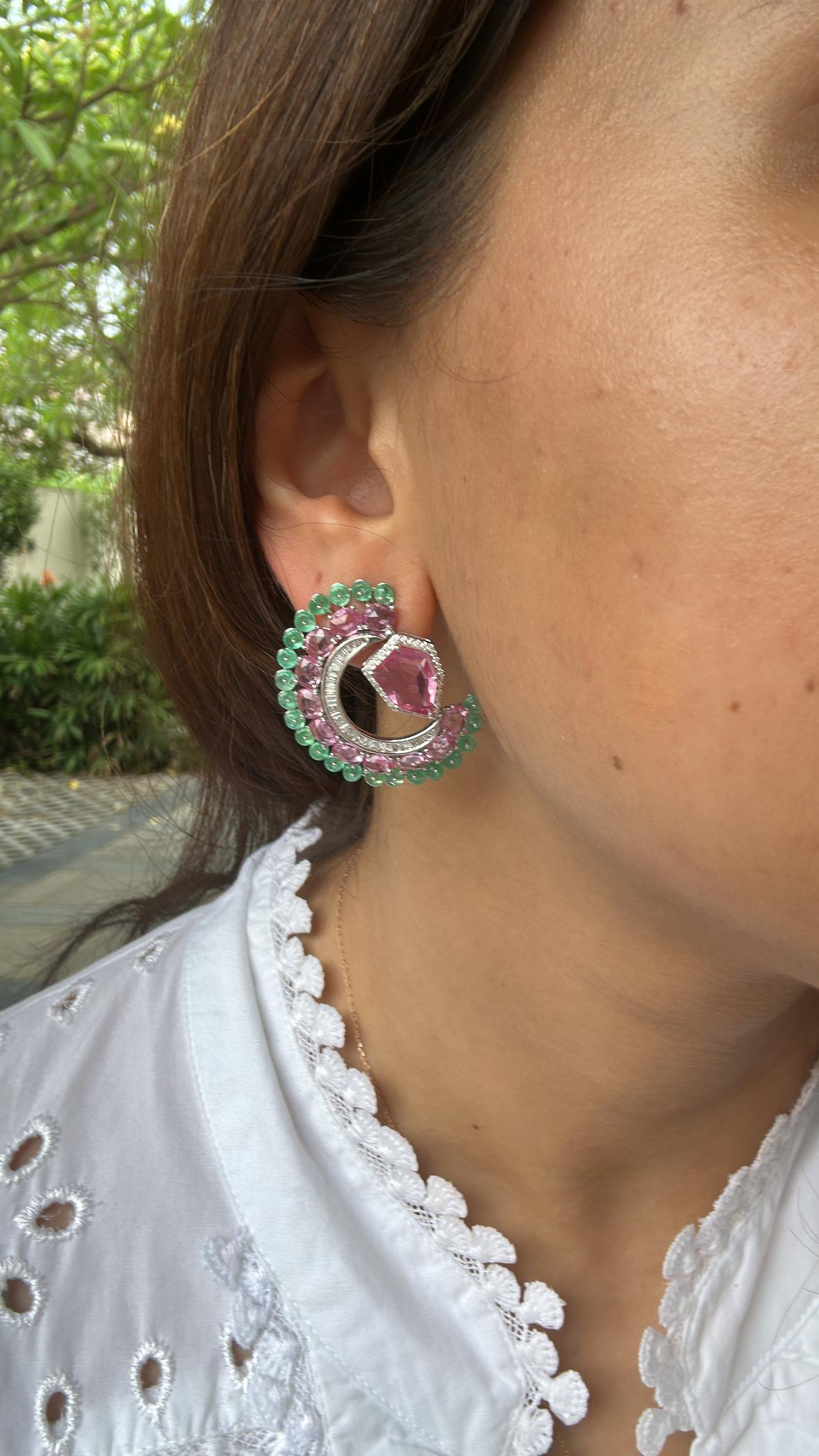 Set in 18K Gold, 11.33 carats Pink Sapphires, Emeralds & Diamonds Stud Earrings en venta 9