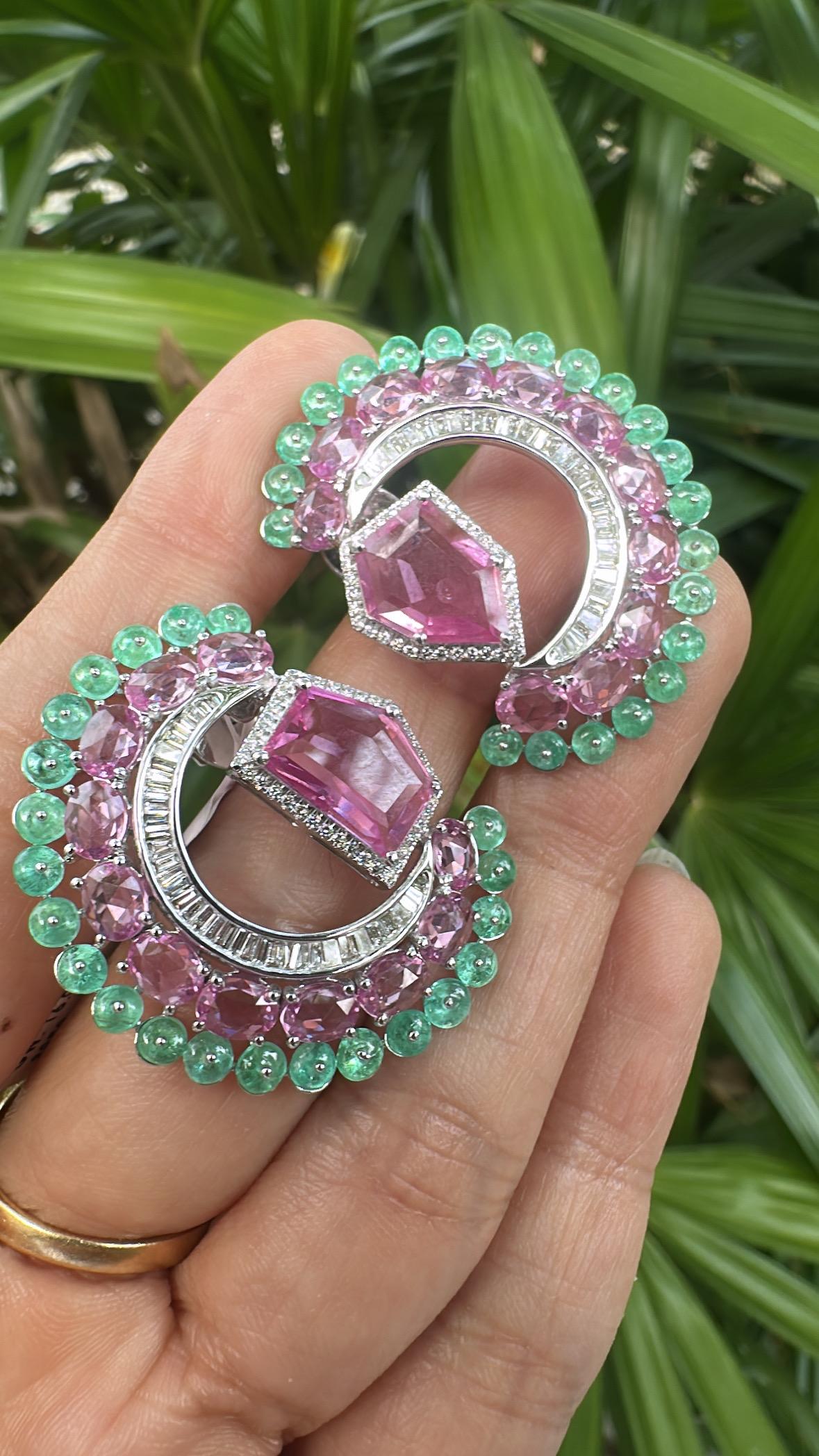 Set in 18K Gold, 11.33 carats Pink Sapphires, Emeralds & Diamonds Stud Earrings en venta 10
