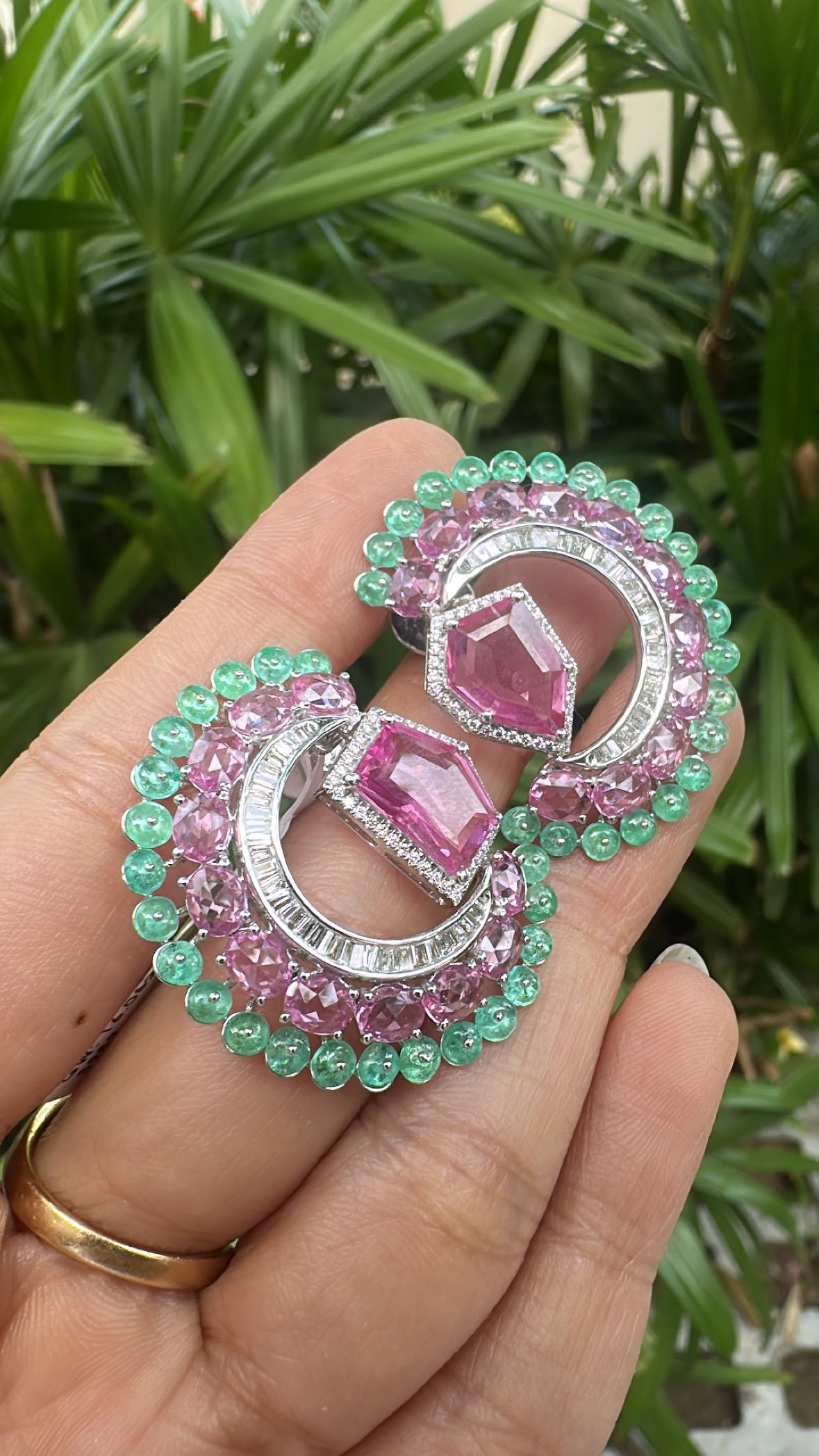 Set in 18K Gold, 11.33 carats Pink Sapphires, Emeralds & Diamonds Stud Earrings en venta 11
