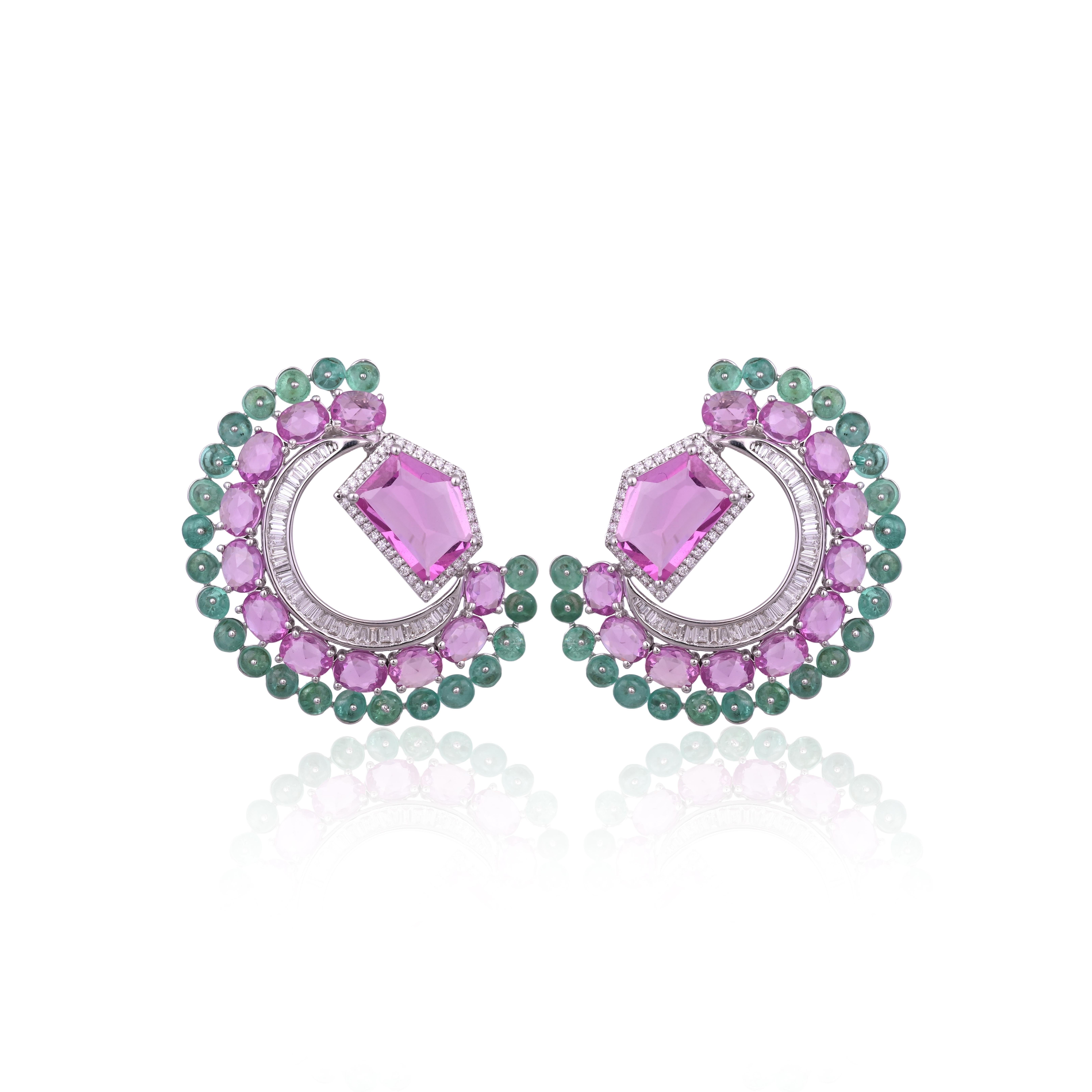 Set in 18K Gold, 11.33 carats Pink Sapphires, Emeralds & Diamonds Stud Earrings Moderno en venta