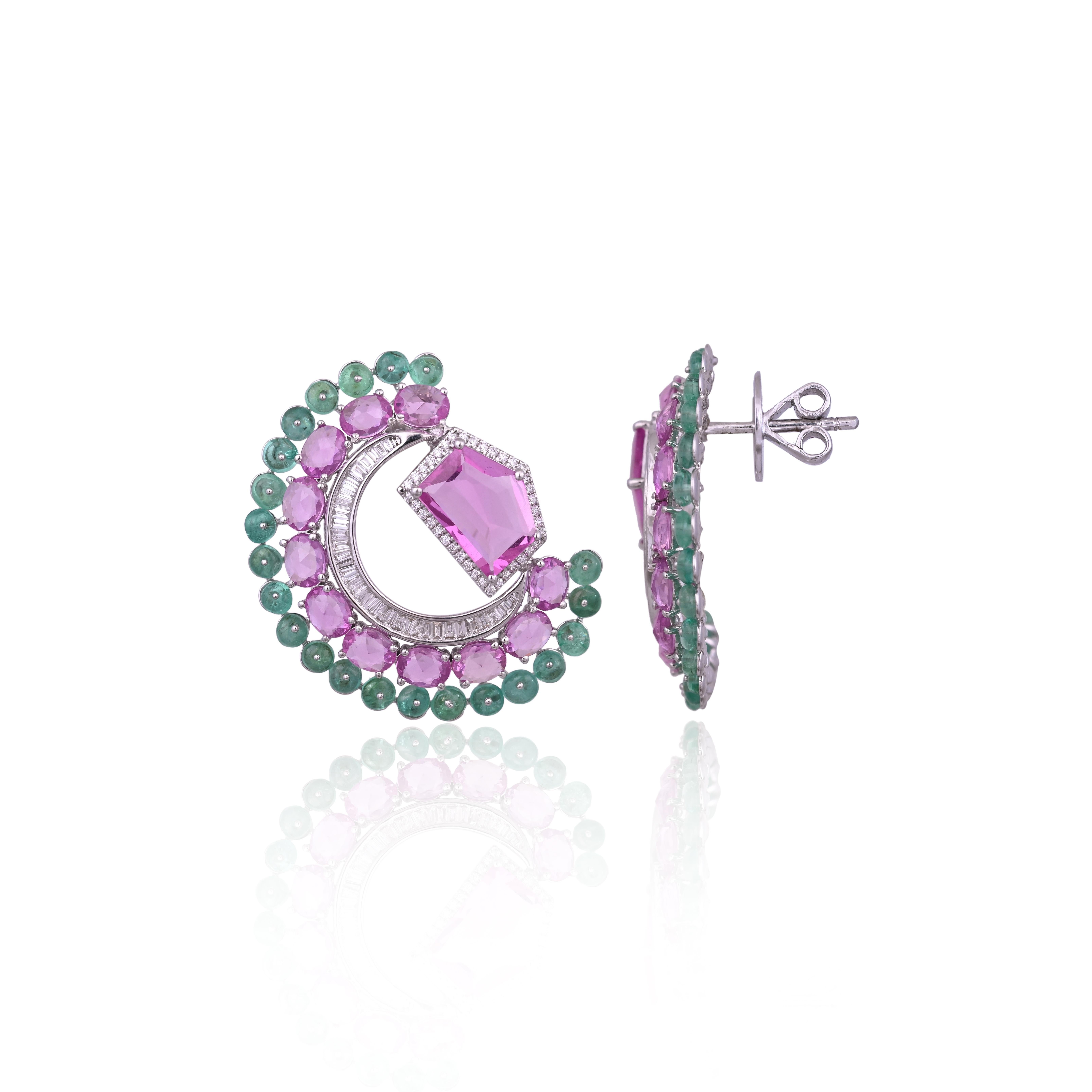 Set in 18K Gold, 11.33 carats Pink Sapphires, Emeralds & Diamonds Stud Earrings Corte oval en venta