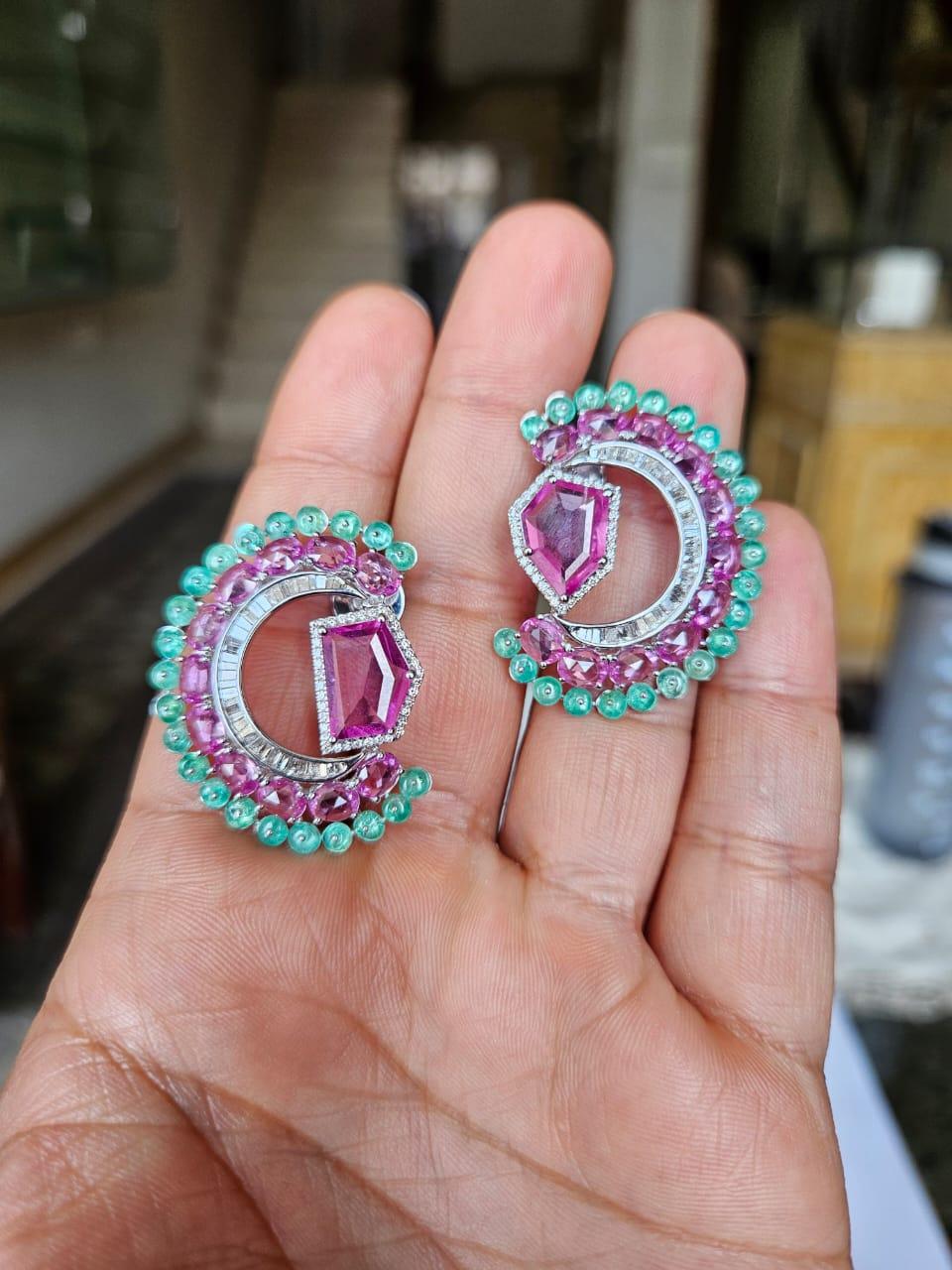Femenino o masculino Set in 18K Gold, 11.33 carats Pink Sapphires, Emeralds & Diamonds Stud Earrings en venta