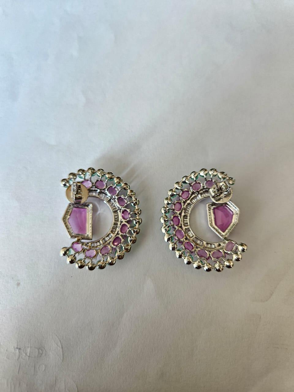 Set in 18K Gold, 11.33 carats Pink Sapphires, Emeralds & Diamonds Stud Earrings en venta 1