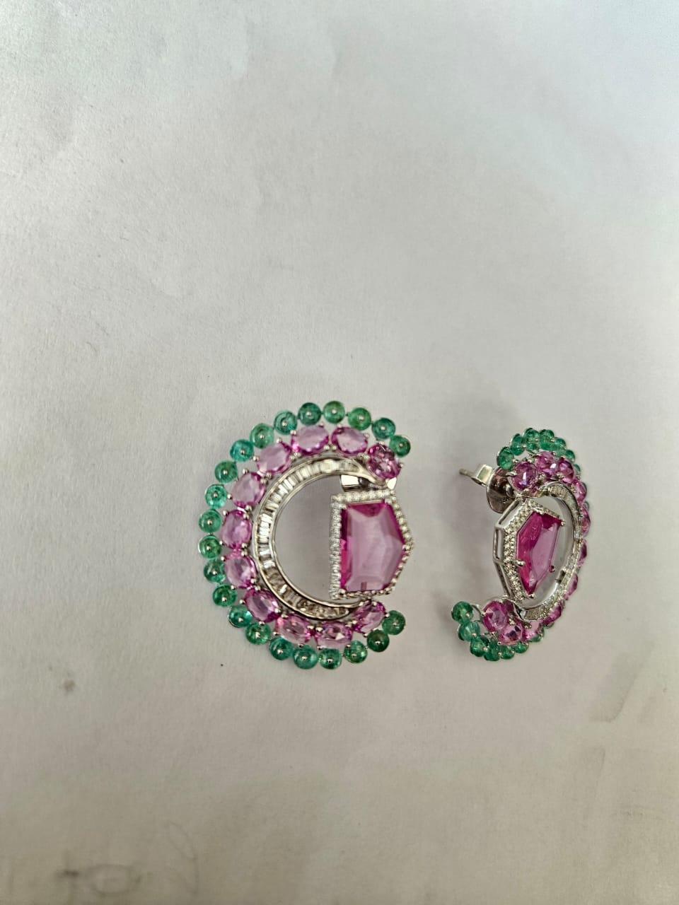 Set in 18K Gold, 11.33 carats Pink Sapphires, Emeralds & Diamonds Stud Earrings en venta 2