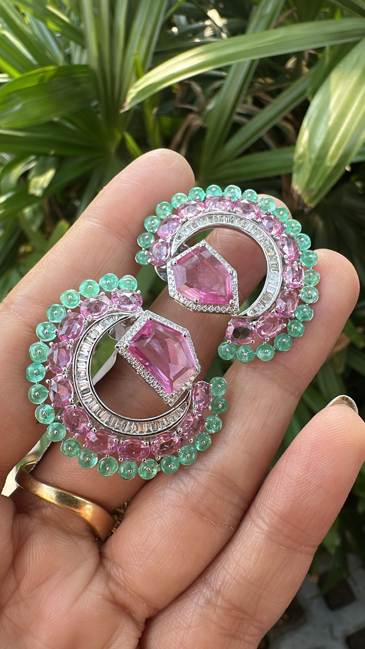 Set in 18K Gold, 11.33 carats Pink Sapphires, Emeralds & Diamonds Stud Earrings en venta 3