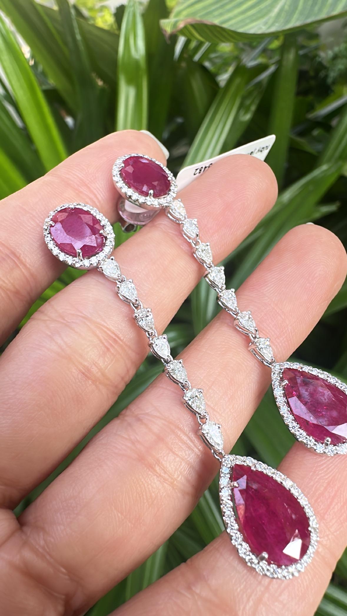 Set in 18K Gold, 11.36 carats, Unheat Ruby & Diamonds Chandelier Earrings in vendita 4