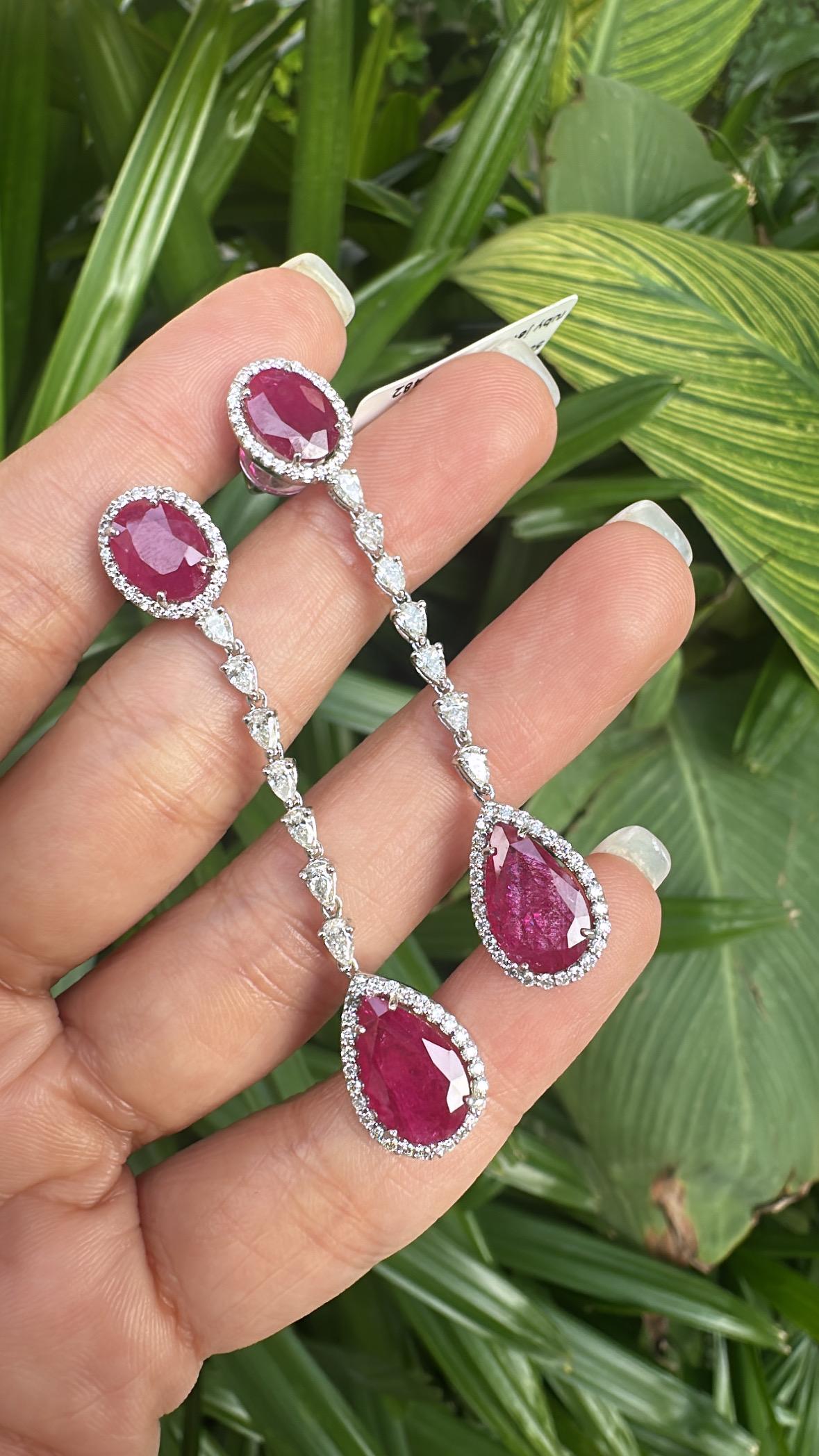 Set in 18K Gold, 11.36 carats, Unheat Ruby & Diamonds Chandelier Earrings in vendita 5