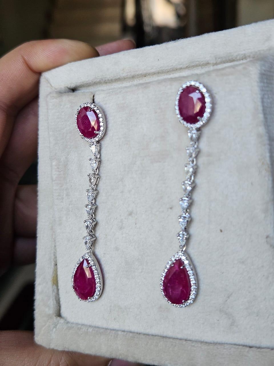 Moderno Set in 18K Gold, 11.36 carats, Unheat Ruby & Diamonds Chandelier Earrings in vendita