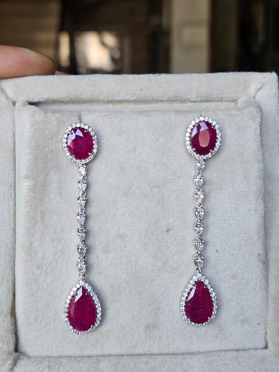 Taglio a goccia Set in 18K Gold, 11.36 carats, Unheat Ruby & Diamonds Chandelier Earrings in vendita