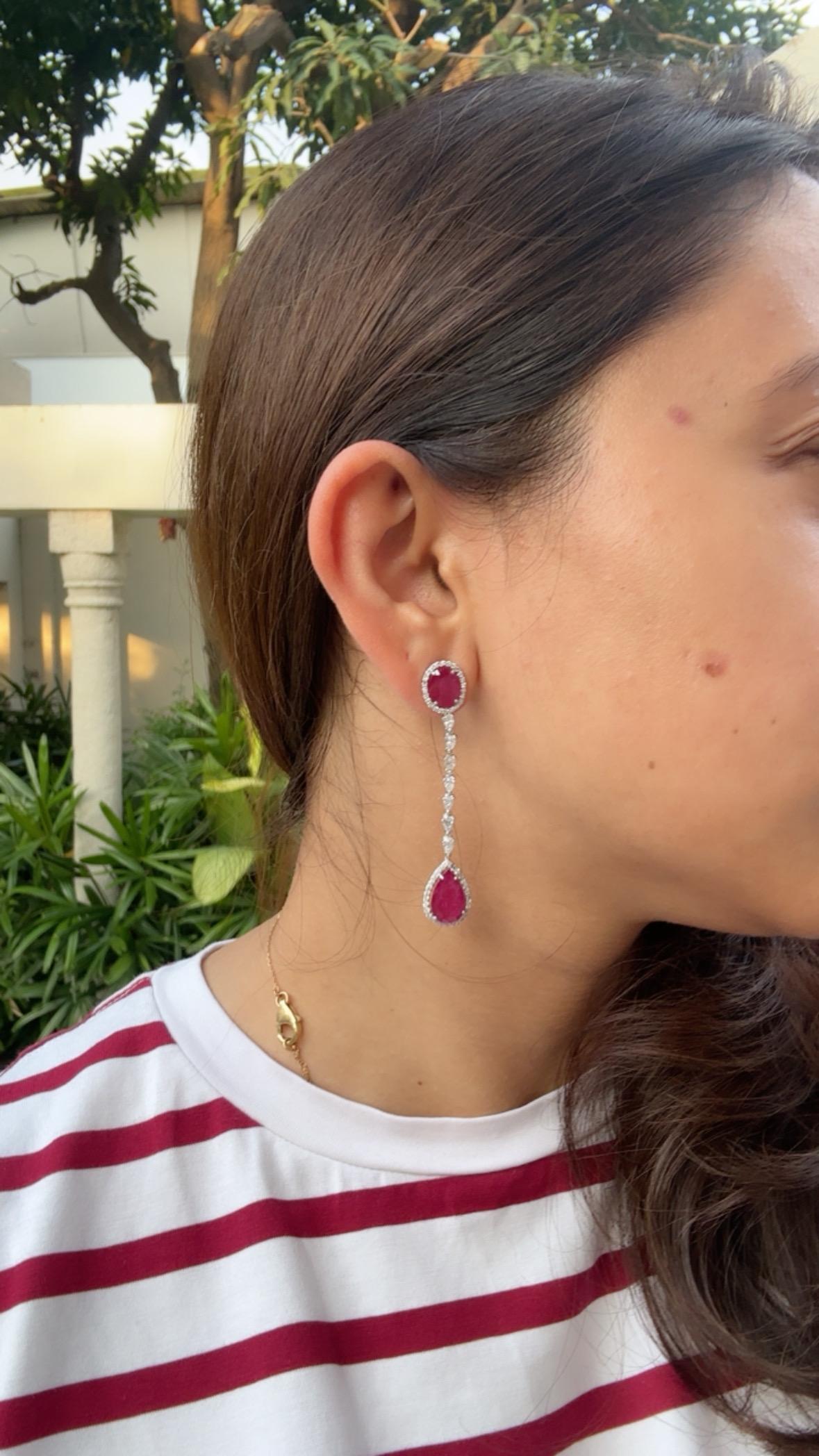 da uomo o donna Set in 18K Gold, 11.36 carats, Unheat Ruby & Diamonds Chandelier Earrings in vendita