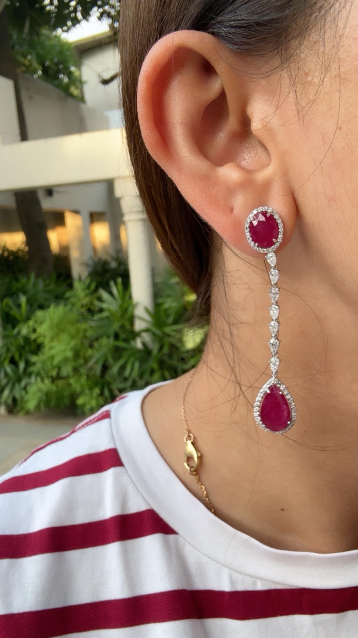 Set in 18K Gold, 11.36 carats, Unheat Ruby & Diamonds Chandelier Earrings in vendita 1