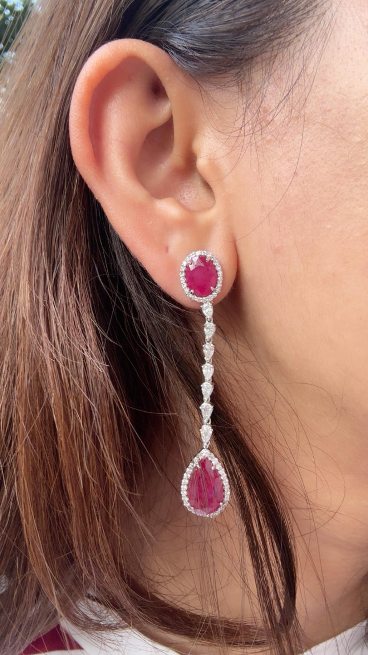 Set in 18K Gold, 11.36 carats, Unheat Ruby & Diamonds Chandelier Earrings in vendita 2