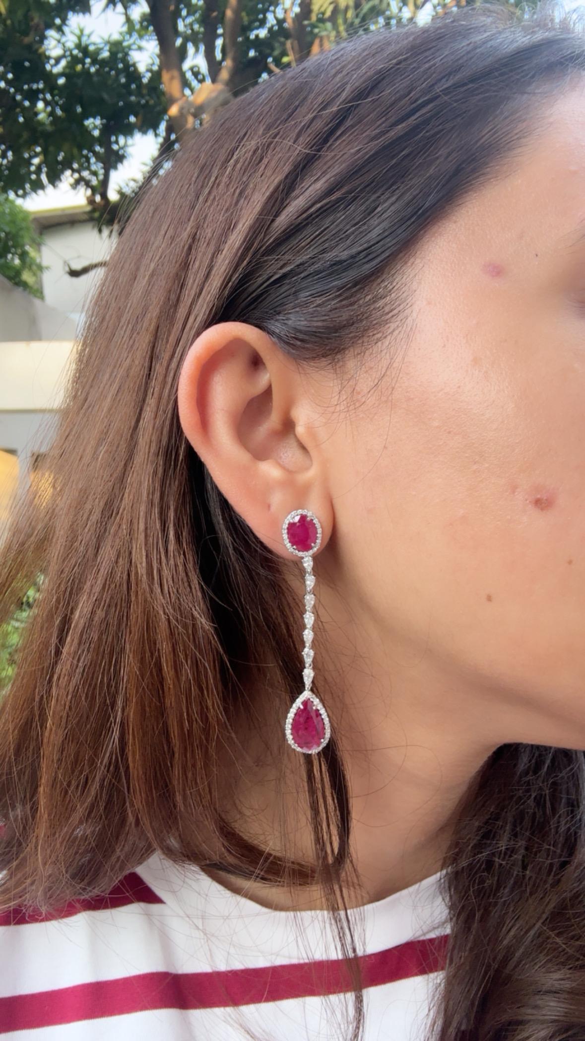 Set in 18K Gold, 11.36 carats, Unheat Ruby & Diamonds Chandelier Earrings in vendita 3