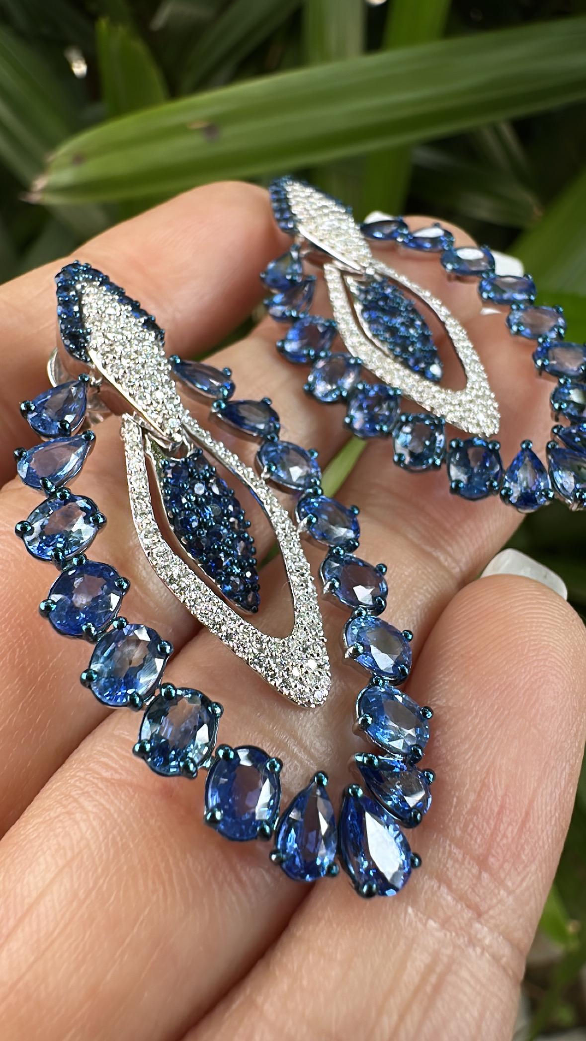 Set in 18K Gold, 11.42 carats, Ceylon Blue Sapphires & Diamonds Dangle Earrings in vendita 4