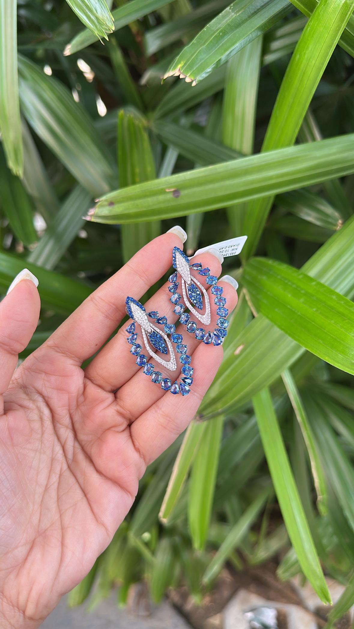 Set in 18K Gold, 11.42 carats, Ceylon Blue Sapphires & Diamonds Dangle Earrings in vendita 5