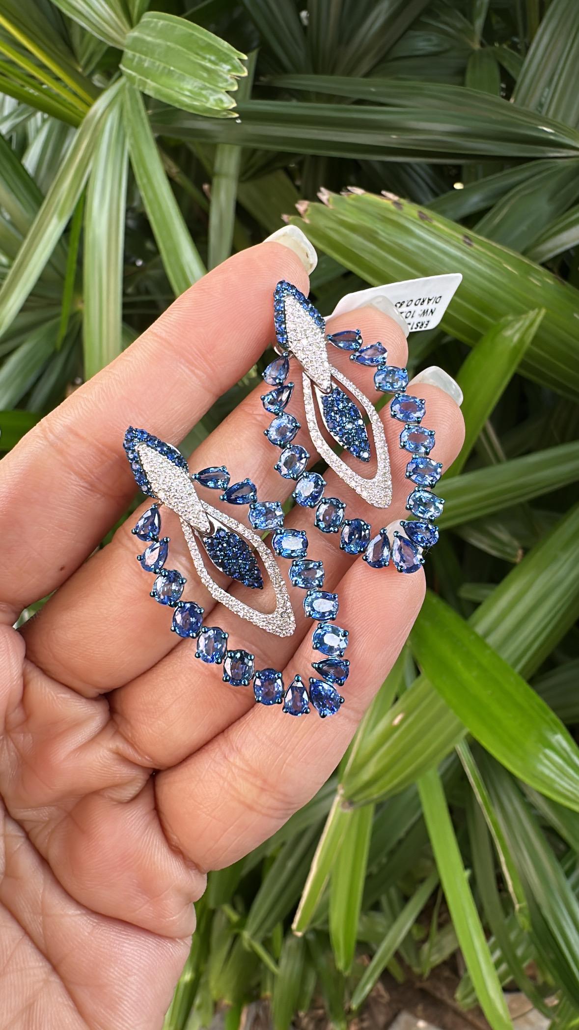 Set in 18K Gold, 11.42 carats, Ceylon Blue Sapphires & Diamonds Dangle Earrings in vendita 6