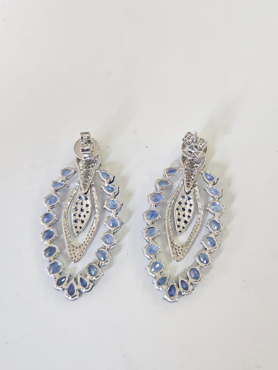 Moderno Set in 18K Gold, 11.42 carats, Ceylon Blue Sapphires & Diamonds Dangle Earrings in vendita