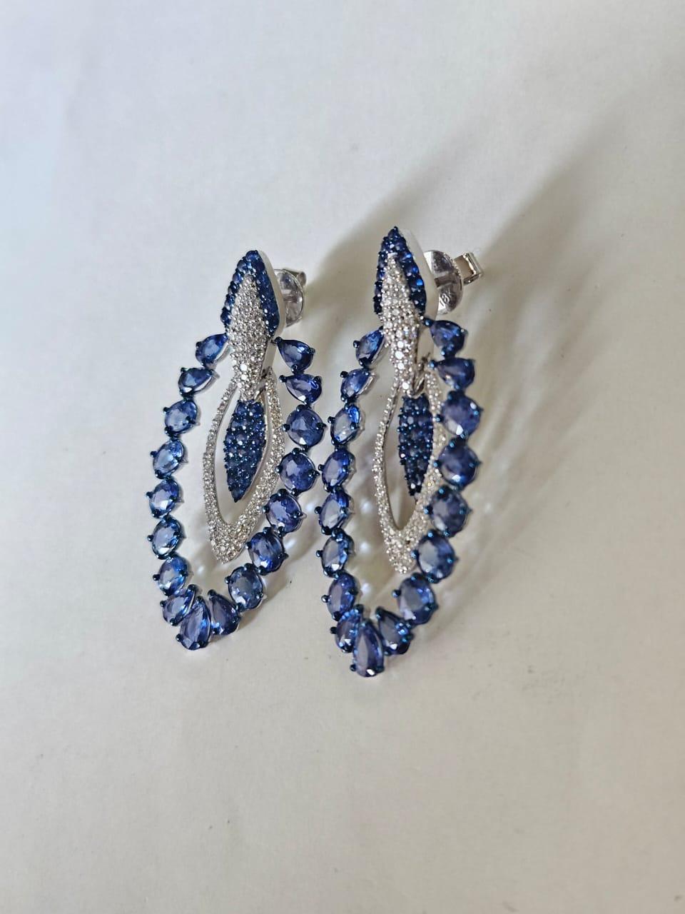 Taglio rotondo Set in 18K Gold, 11.42 carats, Ceylon Blue Sapphires & Diamonds Dangle Earrings in vendita