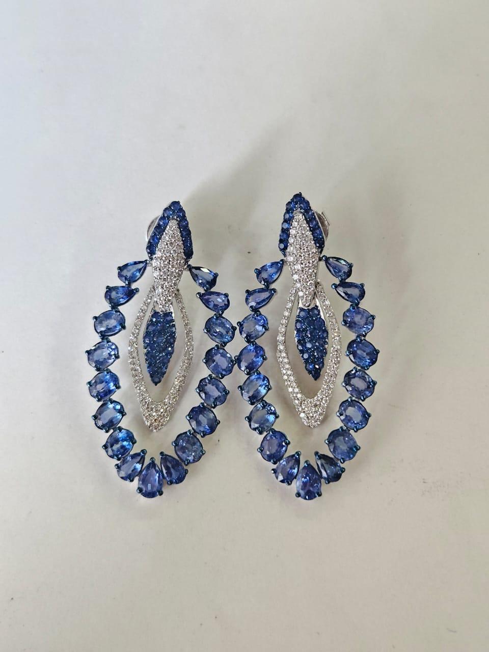 Set in 18K Gold, 11.42 carats, Ceylon Blue Sapphires & Diamonds Dangle Earrings In condizioni Nuovo in vendita a Hong Kong, HK