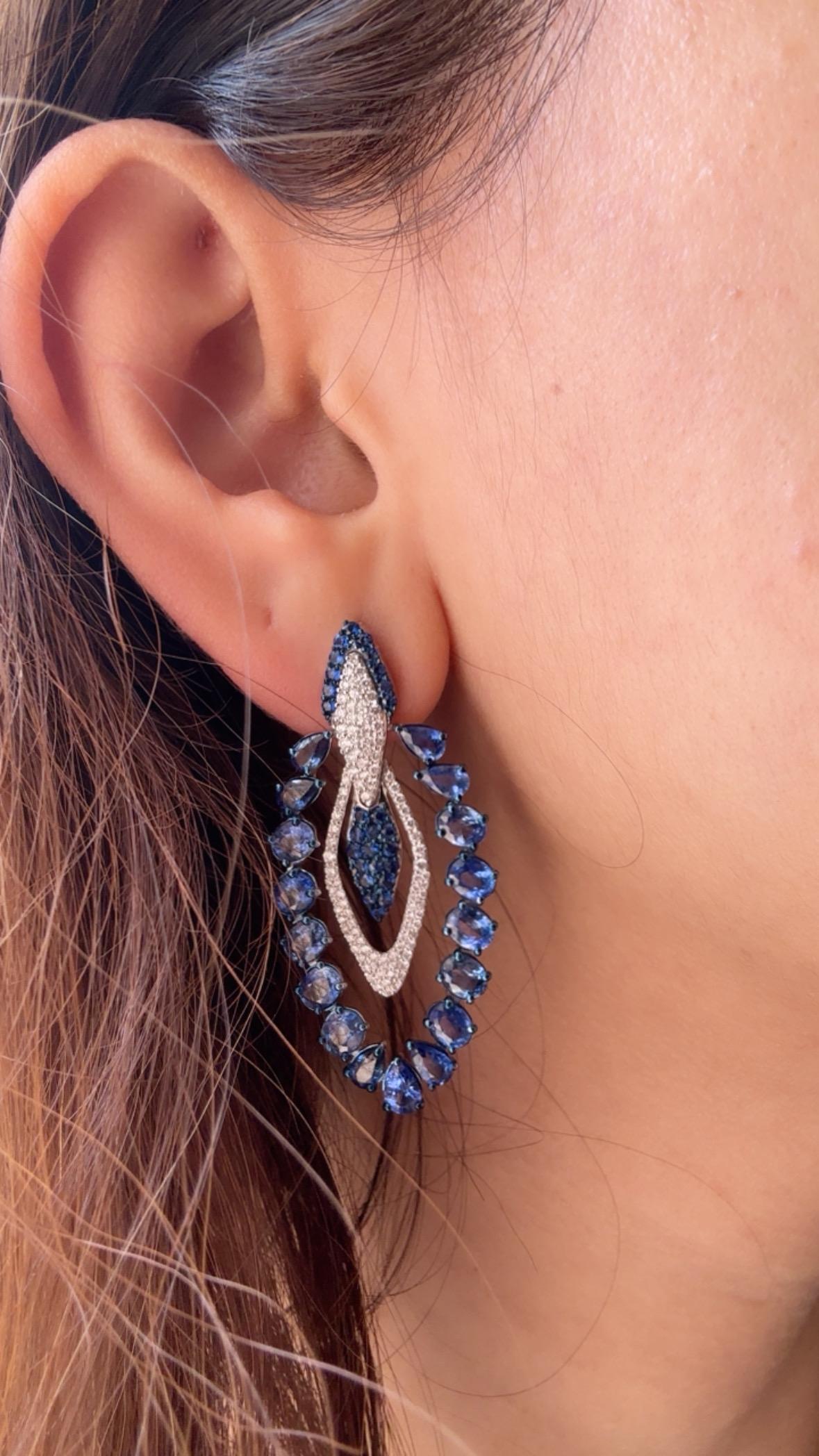 da uomo o donna Set in 18K Gold, 11.42 carats, Ceylon Blue Sapphires & Diamonds Dangle Earrings in vendita