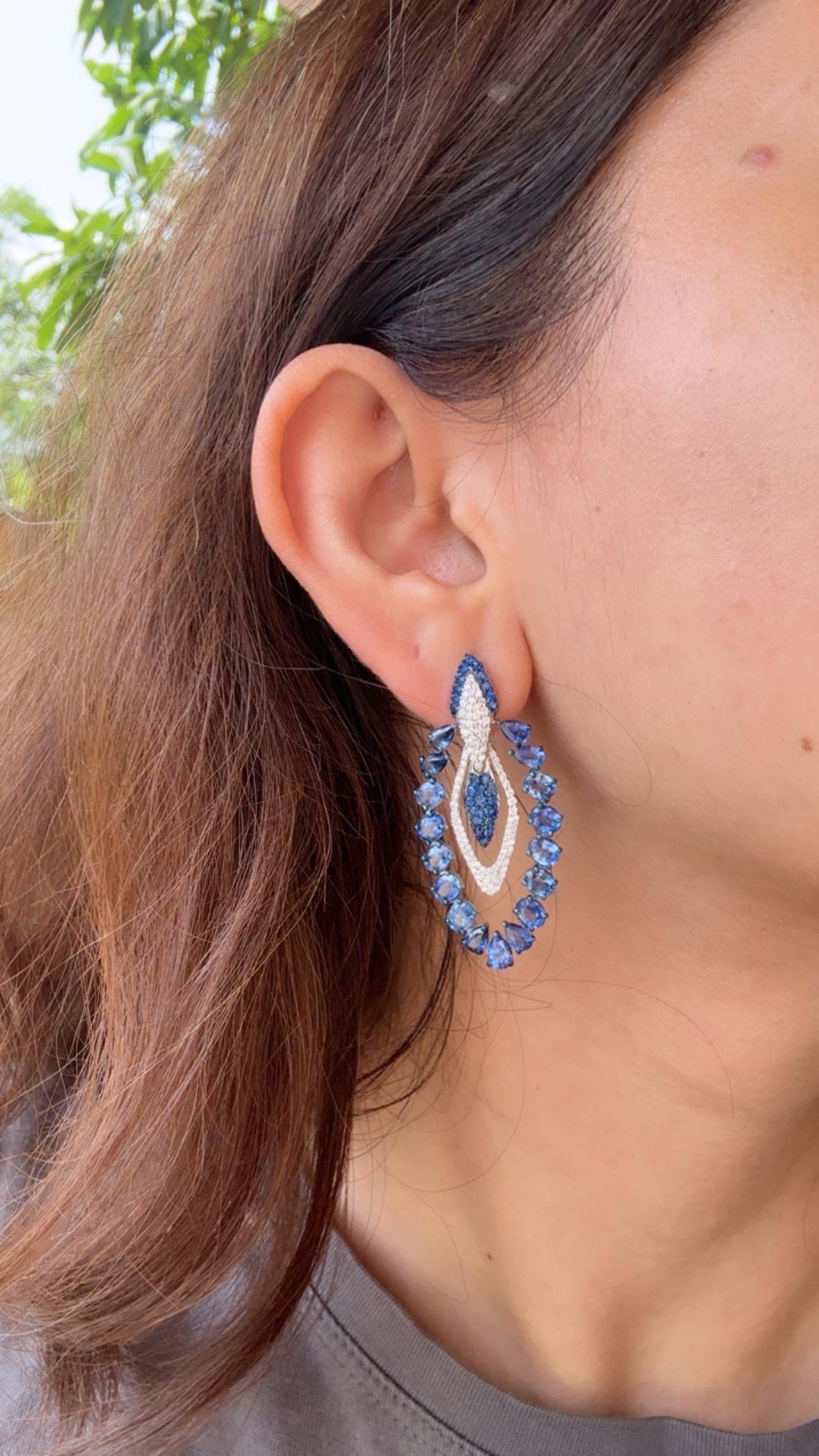 Set in 18K Gold, 11.42 carats, Ceylon Blue Sapphires & Diamonds Dangle Earrings in vendita 1