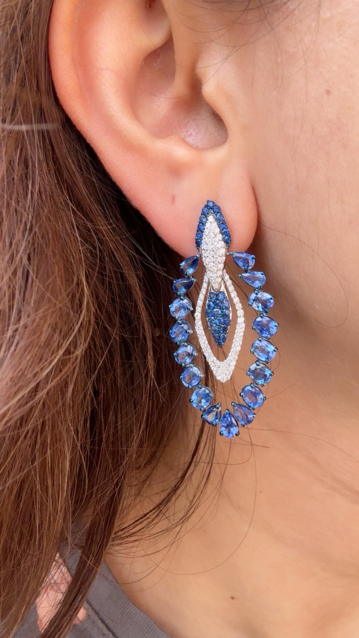 Set in 18K Gold, 11.42 carats, Ceylon Blue Sapphires & Diamonds Dangle Earrings in vendita 2