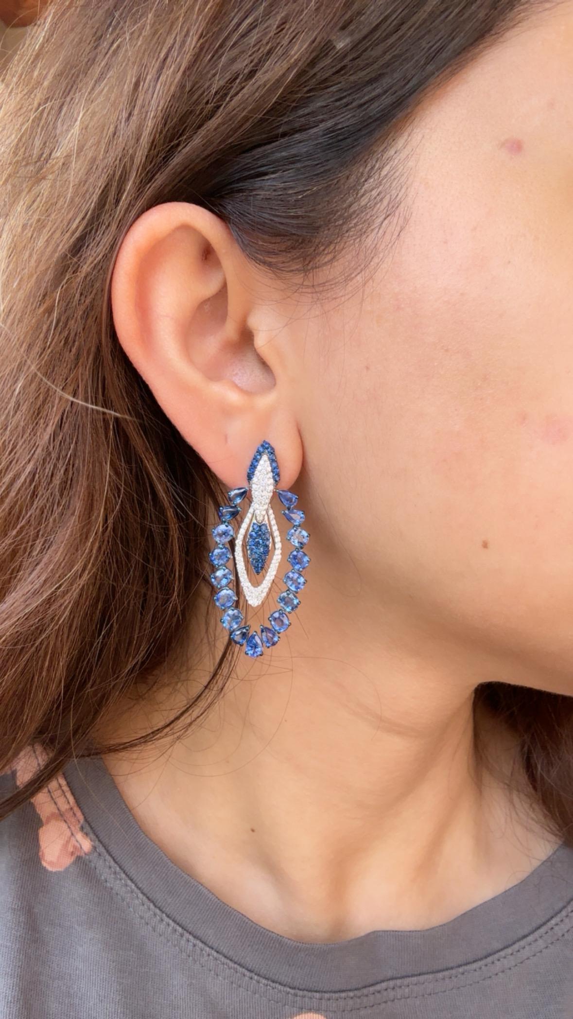 Set in 18K Gold, 11.42 carats, Ceylon Blue Sapphires & Diamonds Dangle Earrings in vendita 3