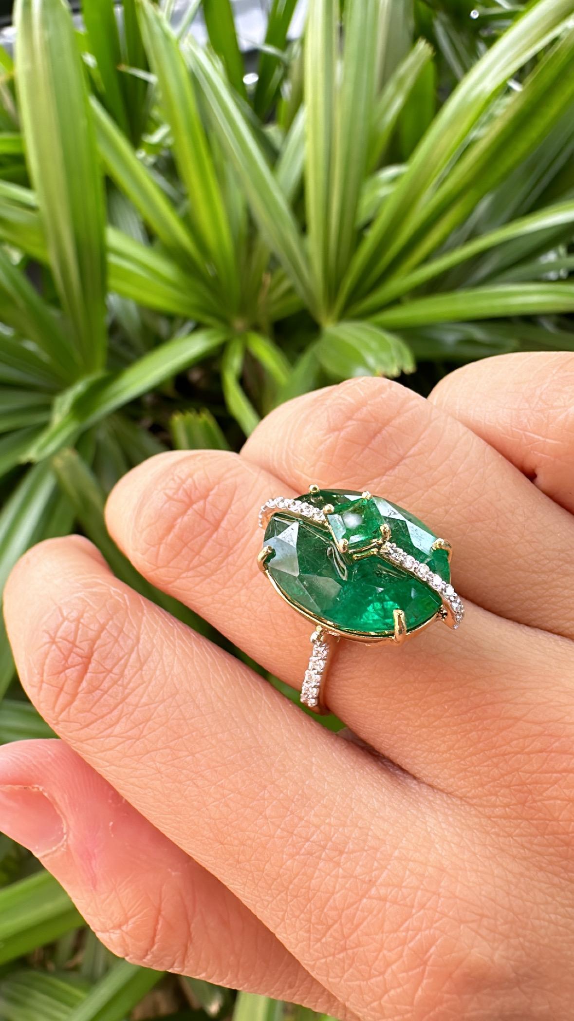 Set in 18K Gold, 11.50 carats, natural Zambian Emerald & Diamond Engagement Ring For Sale 4