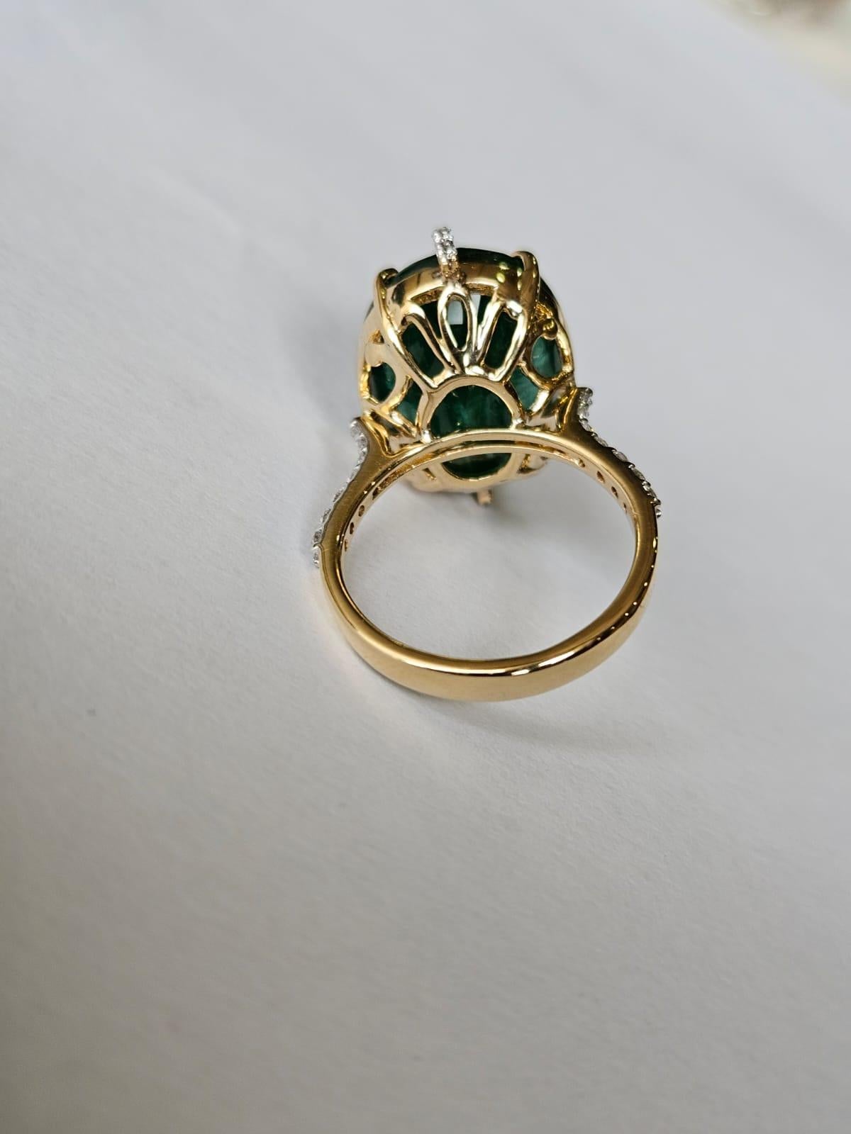 Modern Set in 18K Gold, 11.50 carats, natural Zambian Emerald & Diamond Engagement Ring For Sale