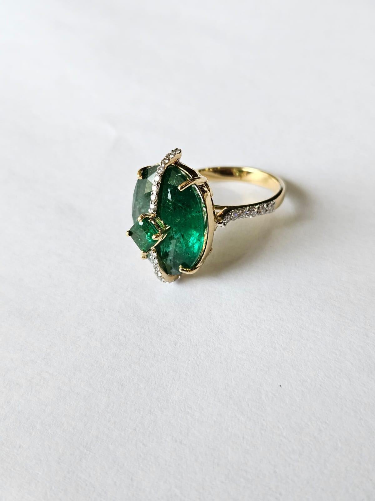 Oval Cut Set in 18K Gold, 11.50 carats, natural Zambian Emerald & Diamond Engagement Ring For Sale