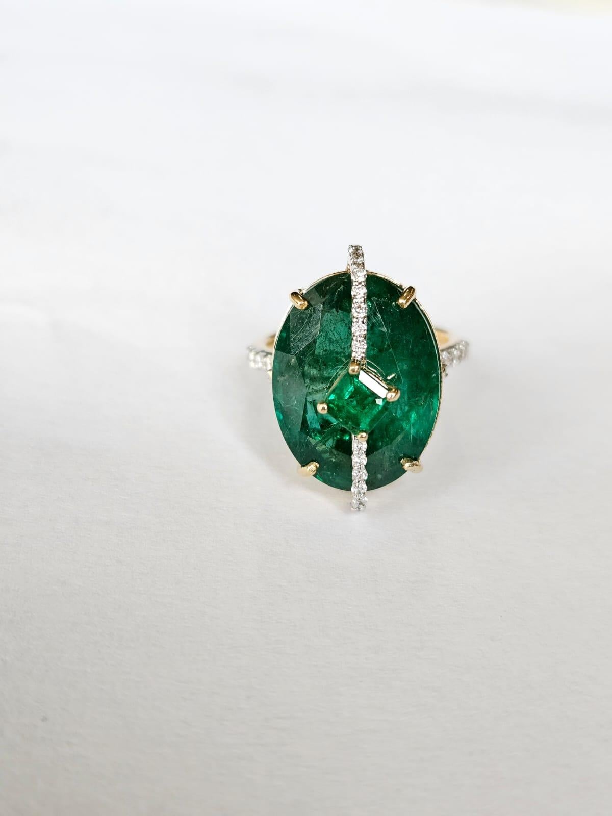 Set in 18K Gold, 11.50 carats, natural Zambian Emerald & Diamond Engagement Ring In New Condition For Sale In Hong Kong, HK