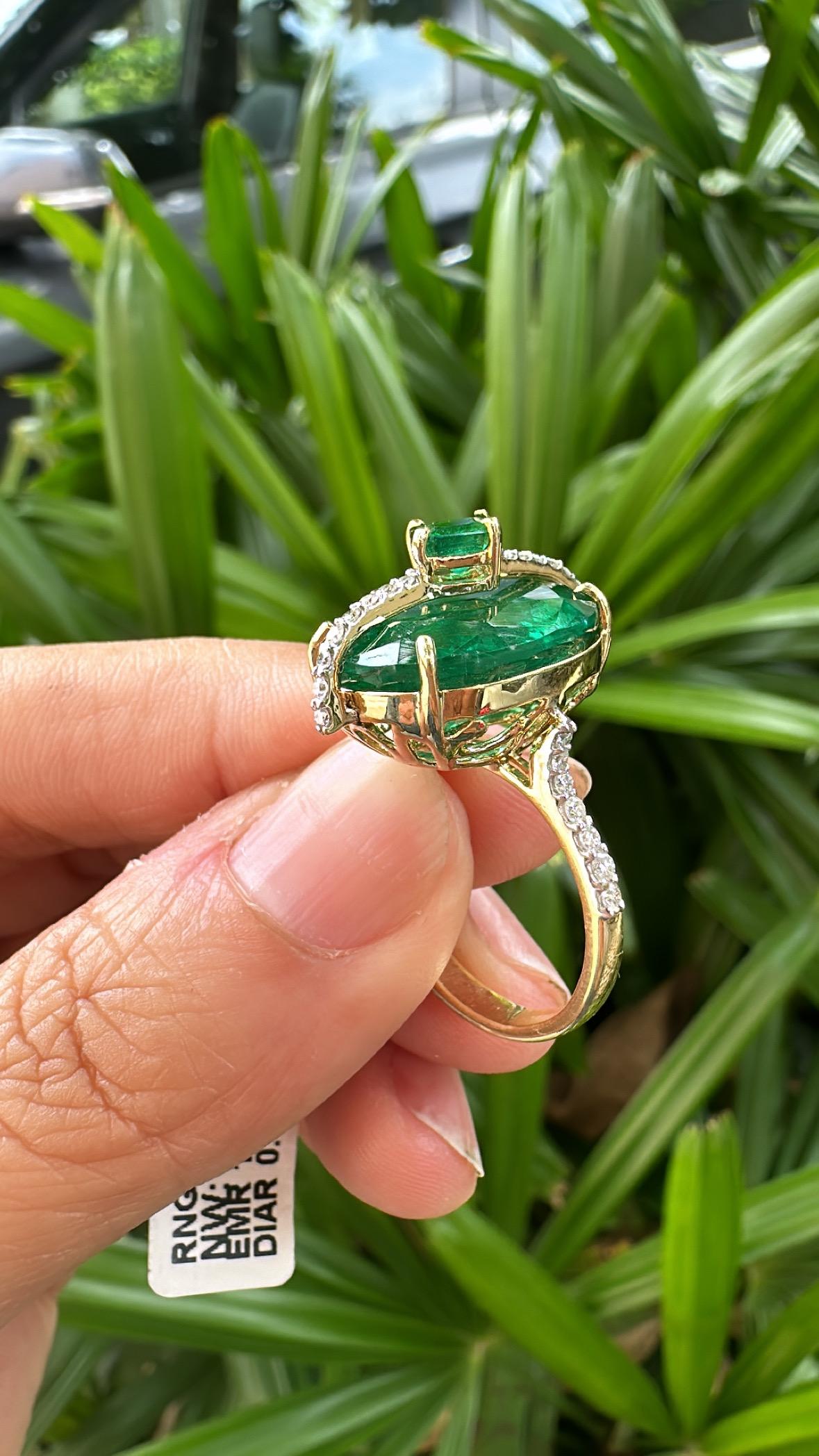 Women's or Men's Set in 18K Gold, 11.50 carats, natural Zambian Emerald & Diamond Engagement Ring For Sale