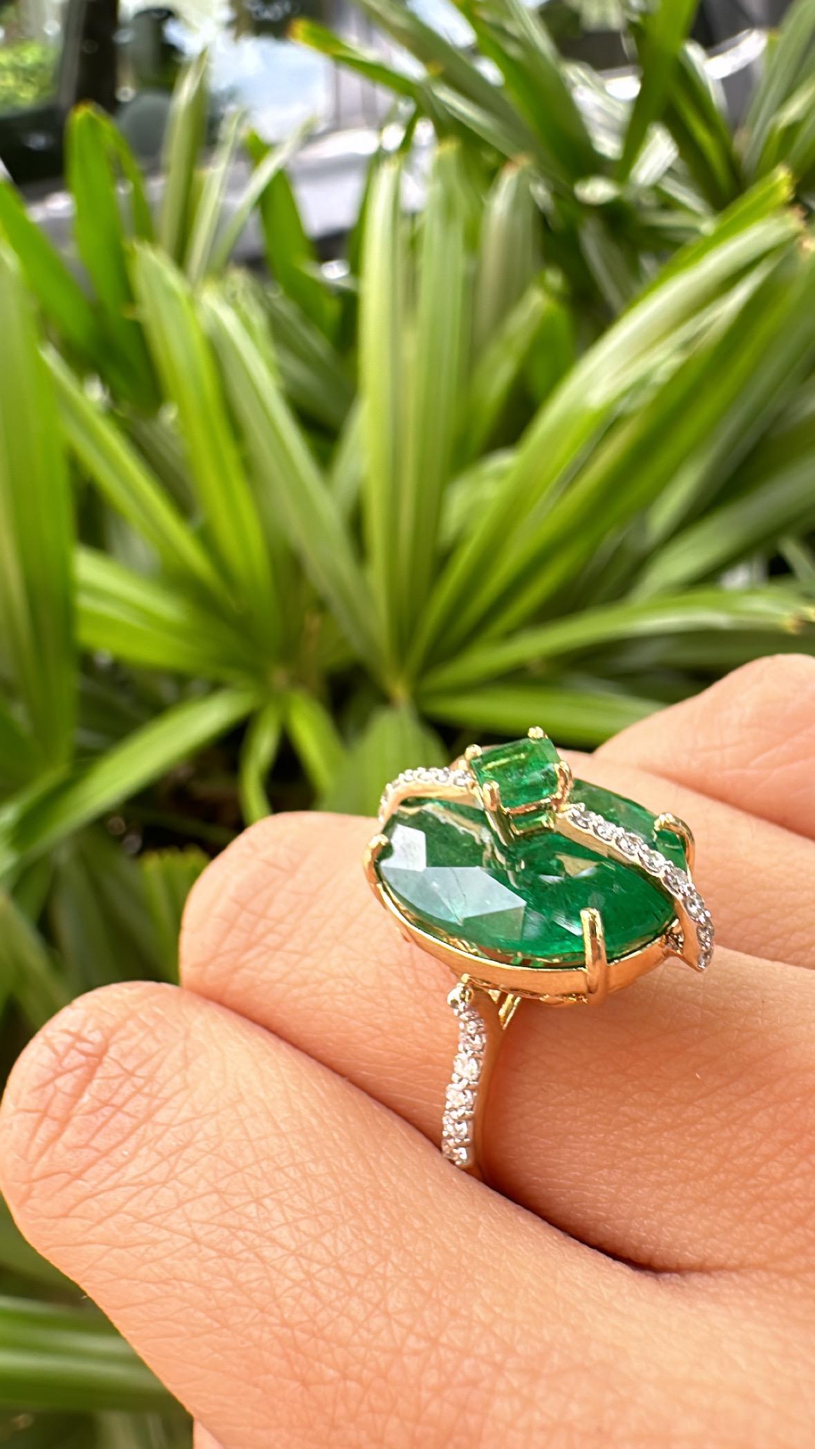 Set in 18K Gold, 11.50 carats, natural Zambian Emerald & Diamond Engagement Ring For Sale 1