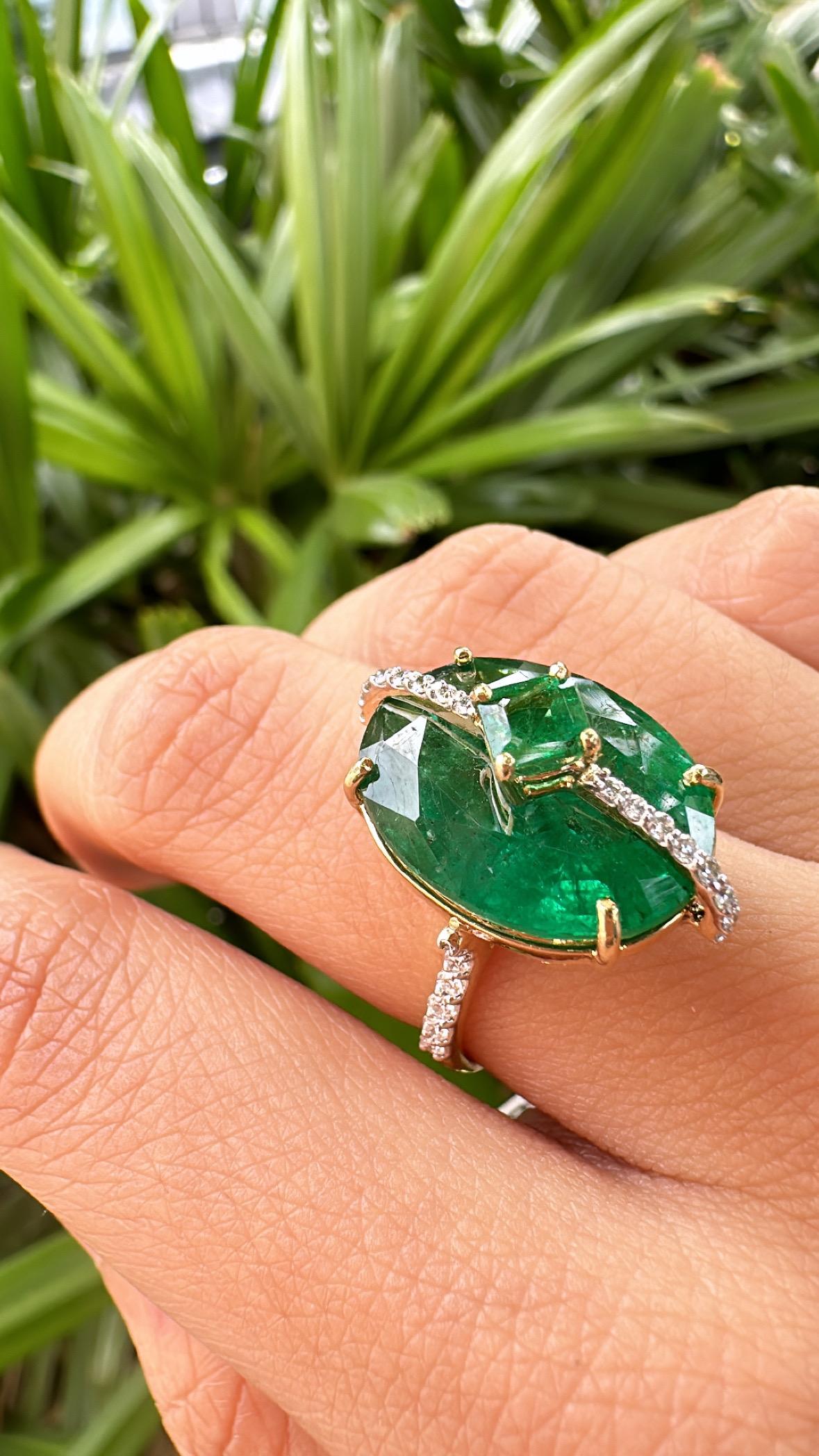 Set in 18K Gold, 11.50 carats, natural Zambian Emerald & Diamond Engagement Ring For Sale 2