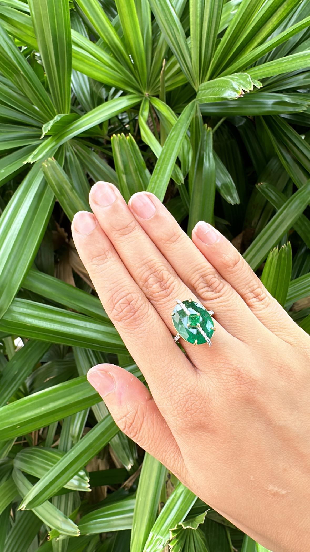 Set in 18K Gold, 11.50 carats, natural Zambian Emerald & Diamond Engagement Ring For Sale 3