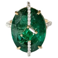 Set in 18K Gold, 11.50 carats, natural Zambian Emerald 
Diamond Engagement Ring