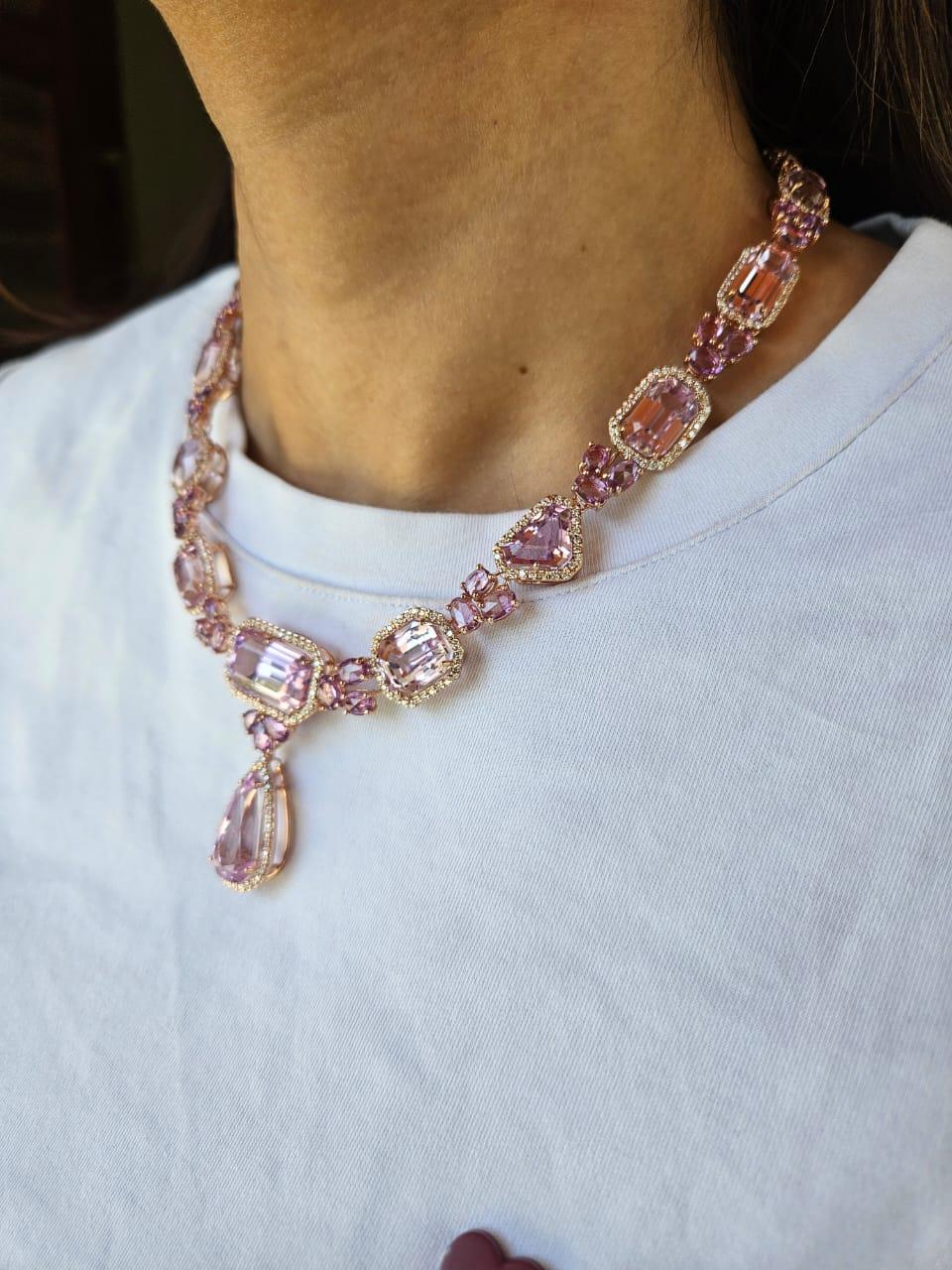 Halskette aus 18 Karat Gold, 117,17 Karat Kunzit, rosa Saphiren und Diamanten (Moderne) im Angebot