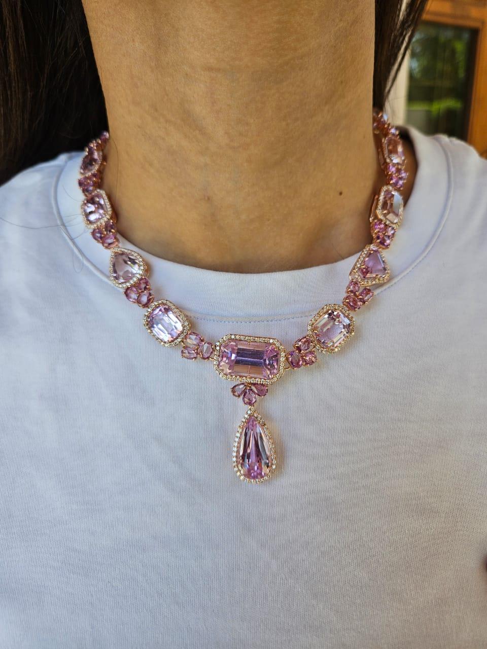 Halskette aus 18 Karat Gold, 117,17 Karat Kunzit, rosa Saphiren und Diamanten (Smaragdschliff) im Angebot