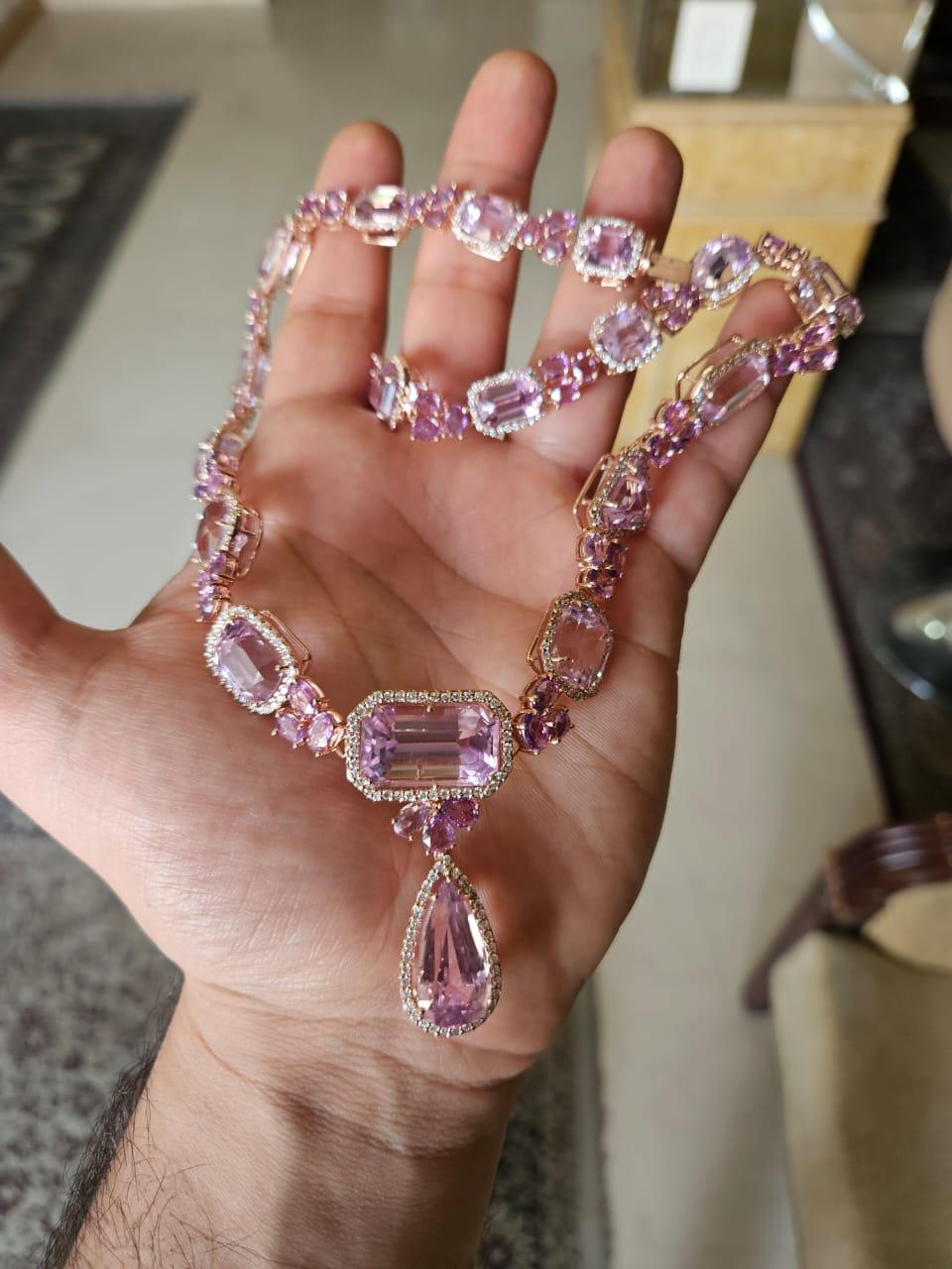 Halskette aus 18 Karat Gold, 117,17 Karat Kunzit, rosa Saphiren und Diamanten im Zustand „Neu“ im Angebot in Hong Kong, HK