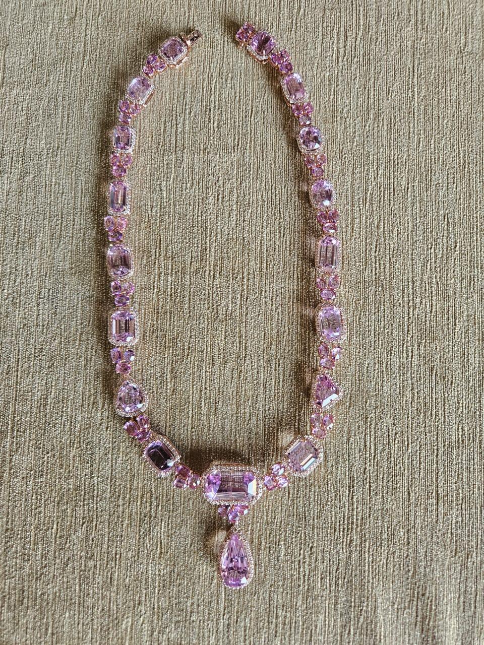 Halskette aus 18 Karat Gold, 117,17 Karat Kunzit, rosa Saphiren und Diamanten für Damen oder Herren im Angebot