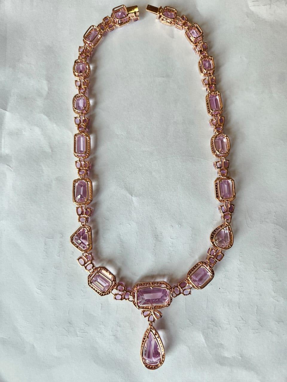 Halskette aus 18 Karat Gold, 117,17 Karat Kunzit, rosa Saphiren und Diamanten im Angebot 1